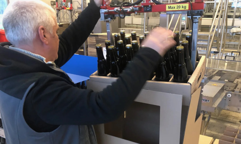 Man verpakt Westvleteren trappistenbier voor verzending